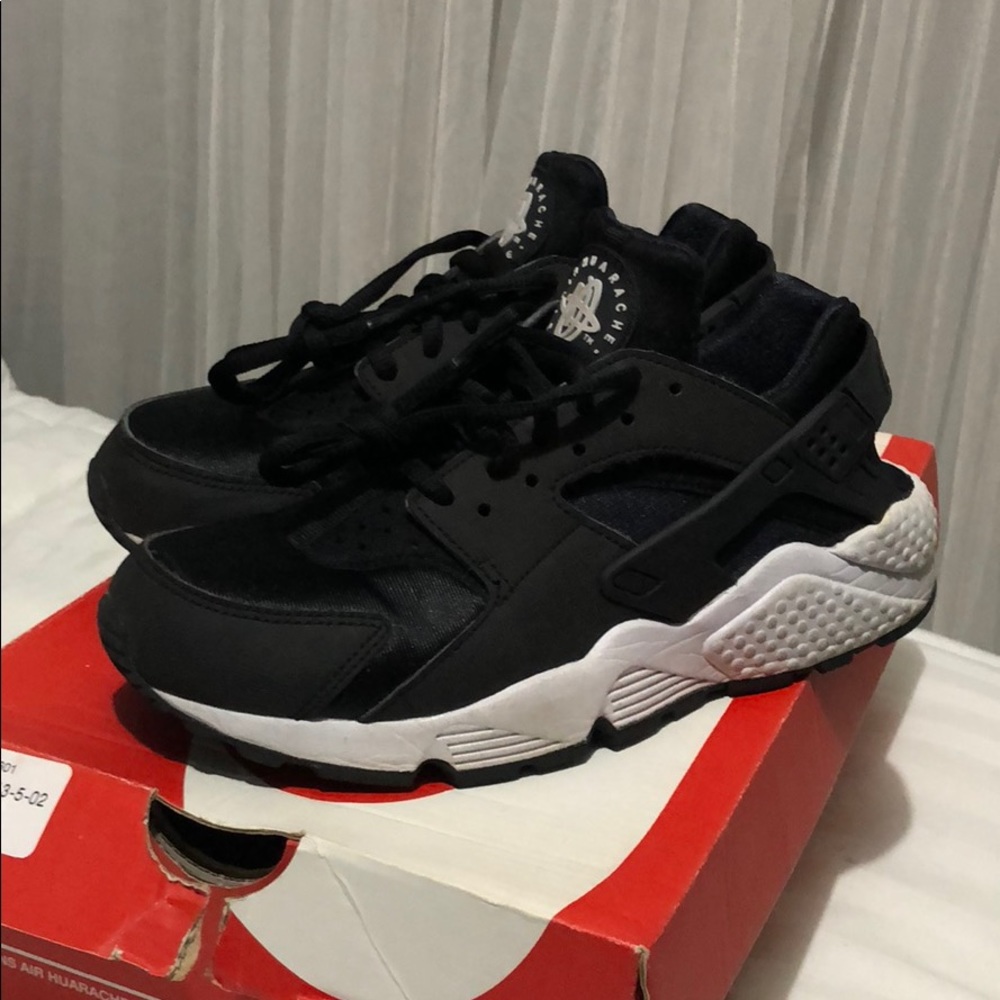 Black/white Nike Huaraches
